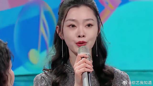 宋轶唱歌跑调，何老师全程憋笑，太逗了