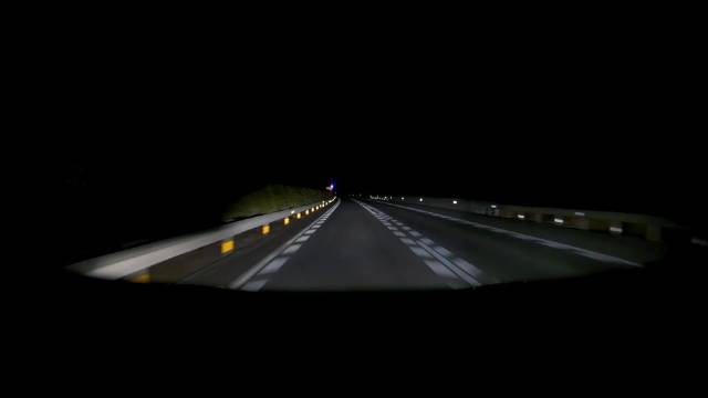 小米YU7高速避让侧翻货车车身稳定，车主分享惊险经历