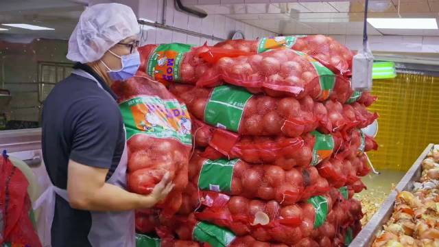 工厂日产5000公斤炸洋葱丝，分享剥洋葱技巧