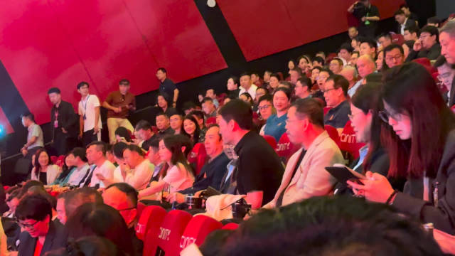 现场，导演郭帆正好坐在杨紫琼旁边