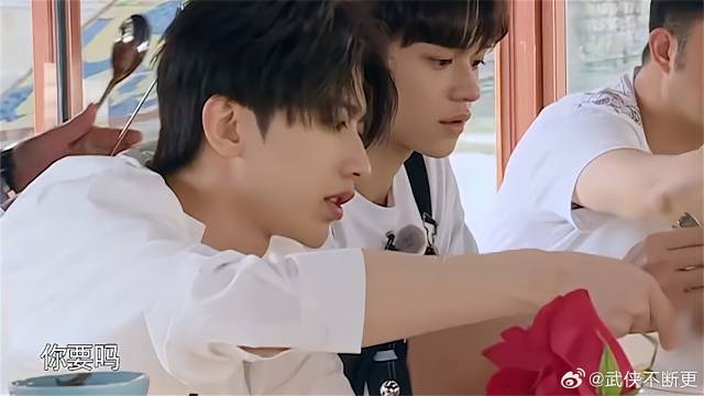 好兄弟郑恺不在，蔡徐坤替哥哥照顾嫂子苗苗，弟弟太贴心！