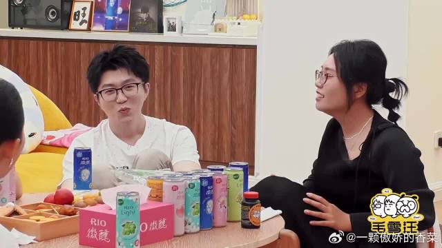 李雪琴李一桐张艺凡一起洗澡，脱了衣服互相点评身材，田曦薇震惊