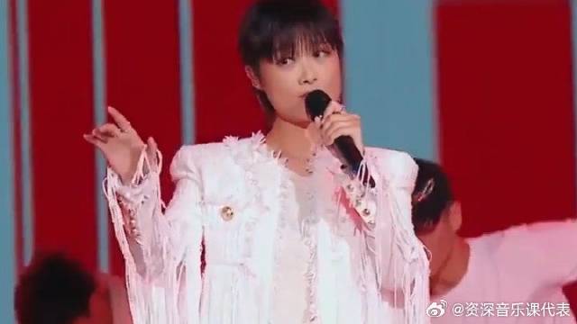 甜酷标杆！李宇春唱《下个路口见》，中性嗓音混搭轻快旋律，个性十足