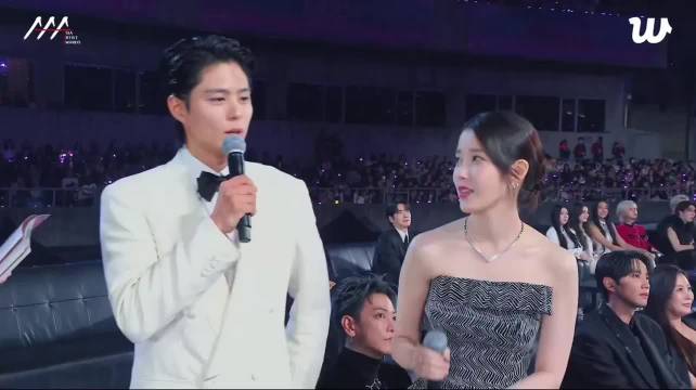 你们也很沉迷JJ林俊杰的歌声吧，背对背拥抱还挺贴你俩的