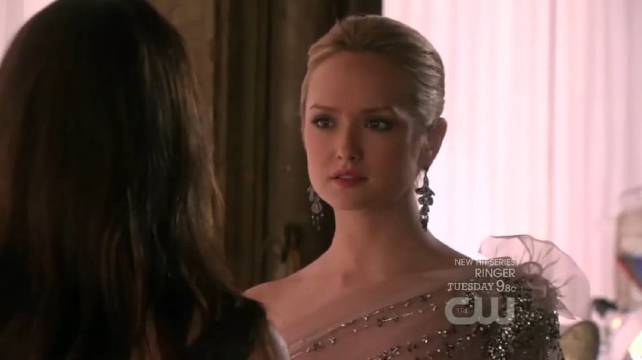 Serena的表妹，穿上这件衣服配这个发型，确实比前面好看太多！