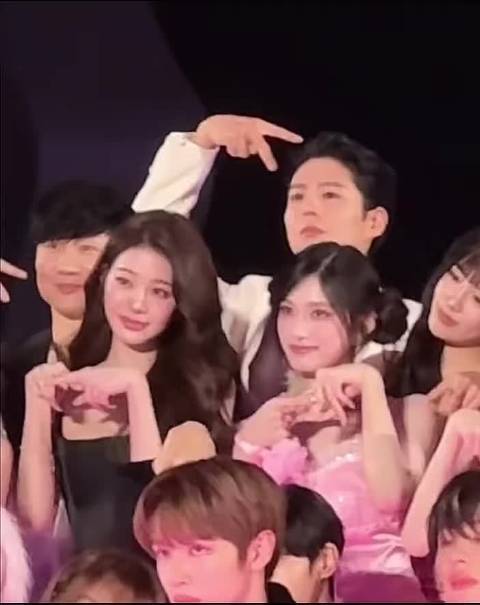 朴宝剑给张元英比猫耳朵也太可爱了！