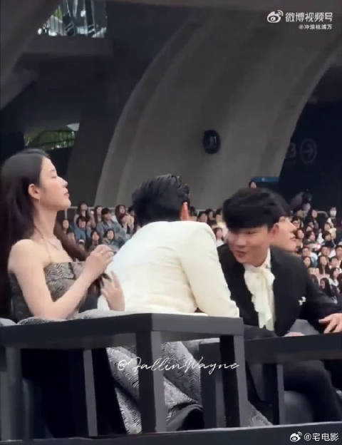 谁还没看朴宝剑追星！蹲签名的样子也太真实了！