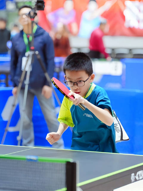 这位左手小选手的技术动作，令李晓东教练不禁发问：你是林高远那个体校的吗