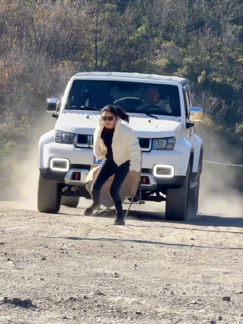 网红越野车飞坡抓拍存风险，失误易致事故