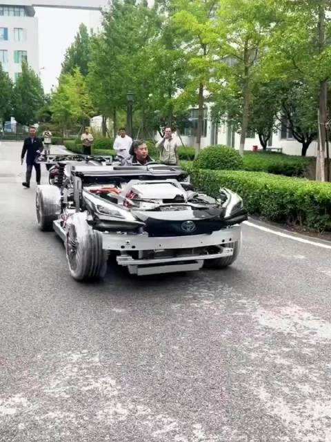 丰田氢能汽车来了… 网友：三个储氢罐，刚好都在座椅下面，这真的安全吗？