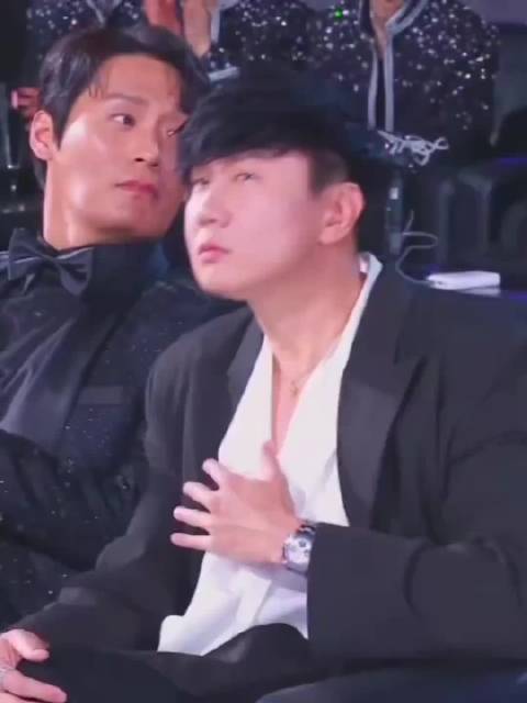 哈哈哈林俊杰这是真的不知道自己得什么奖啊，一晚上得了两个奖但是很懵的样子