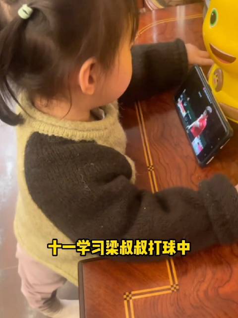 周雨解说梁靖崑比赛遇粉丝热情打赏，直呼换号