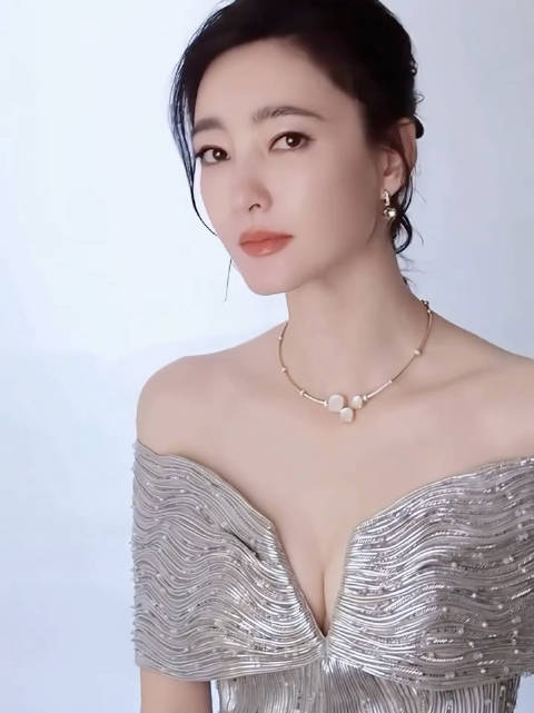 王丽坤身材 散发光芒的她