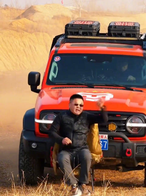 越野车冲坡合影频发事故，专家警告脊椎损伤风险