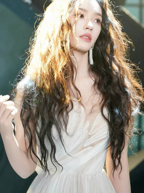 比花瓣先来的是阿谁林允清冷感具像化