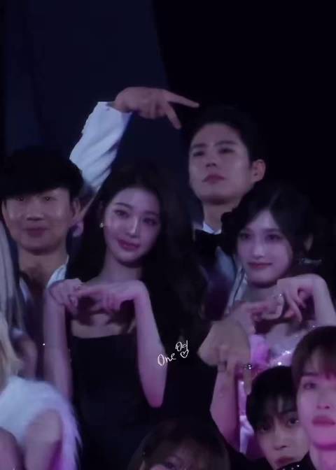 在张元英背后帮忙比猫咪耳朵的朴宝剑