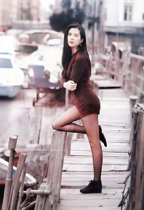 王祖贤获誉亚洲第一美腿，与关之琳张曼玉刘嘉玲并称四大美腿佳丽