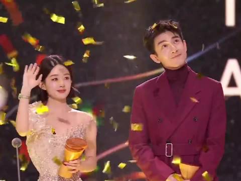 回顾一下2024年的星光大赏这个是张若昀吗？