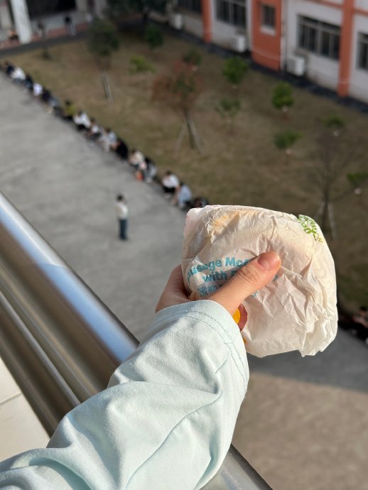 考生弃考看演唱会未果，与杰毛同行感动落泪