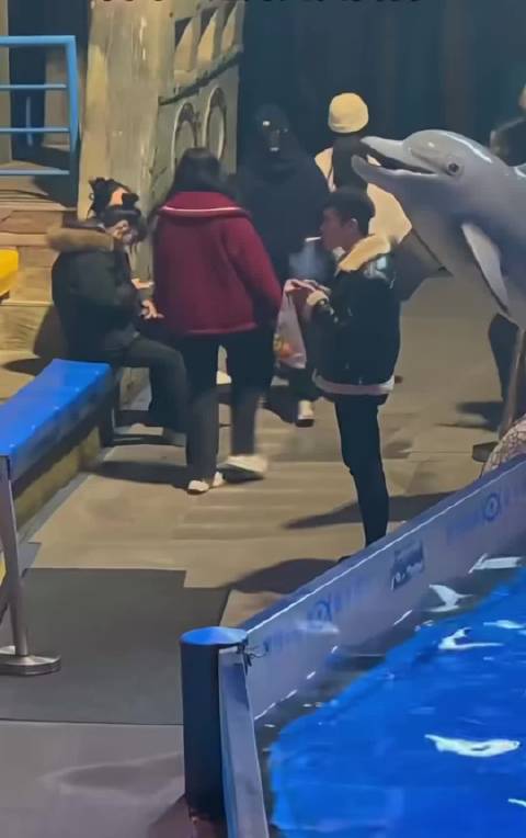 12月7日一名男子在大连某海洋馆内抽烟