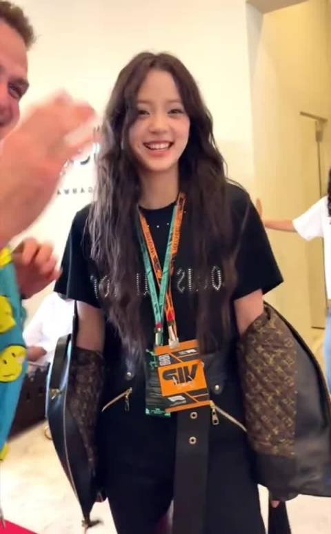 欧阳娜娜F1观赛穿皮衣长靴状态佳