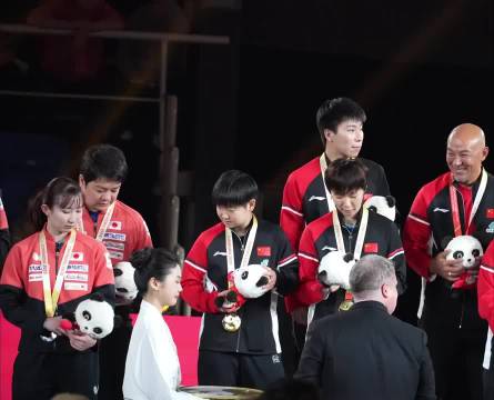 孙颖莎和早田希娜颁奖时聊天了，在说熊猫嘛