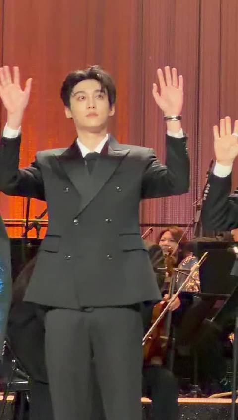 雷子，月月朋友正在偷瞄你呢