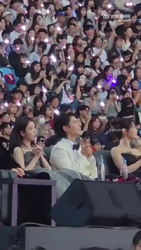 IU朴宝剑听林俊杰演唱沉醉