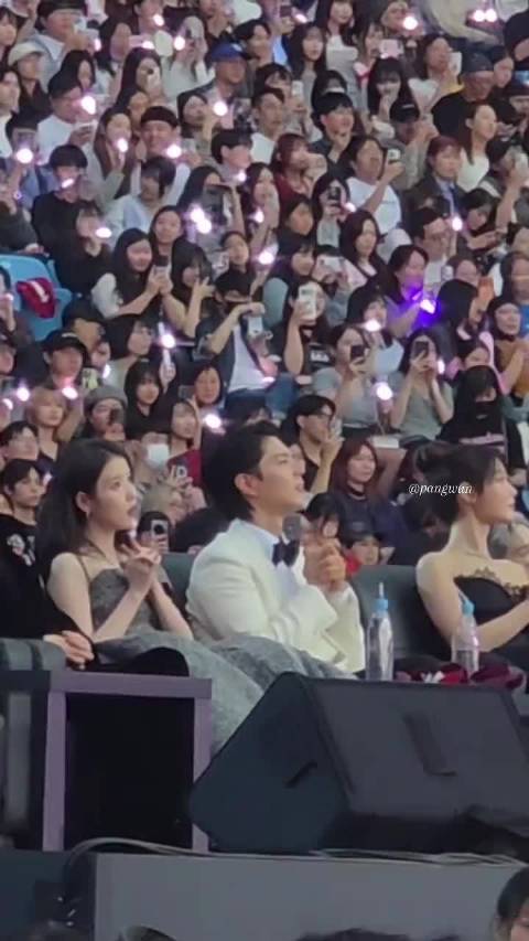 IU朴宝剑听林俊杰背对背拥抱沉迷歌声