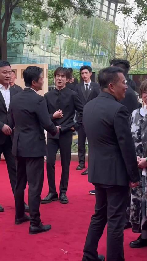 易烊千玺在一众前辈中也是谈笑风生