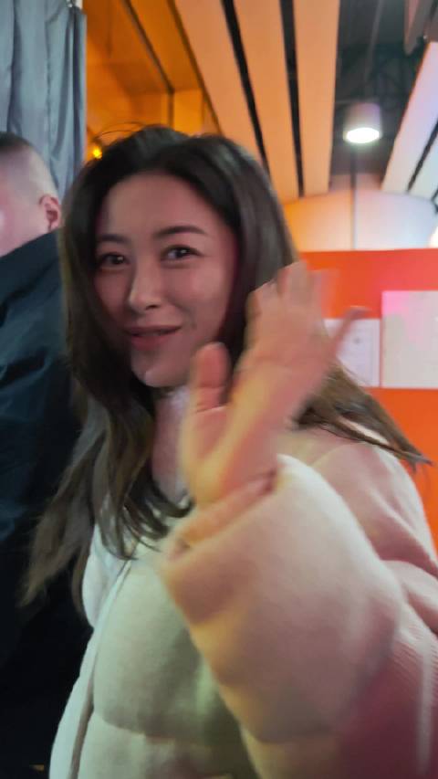 朱珠与姐姐共庆迟来生日，北京之行圆满落幕