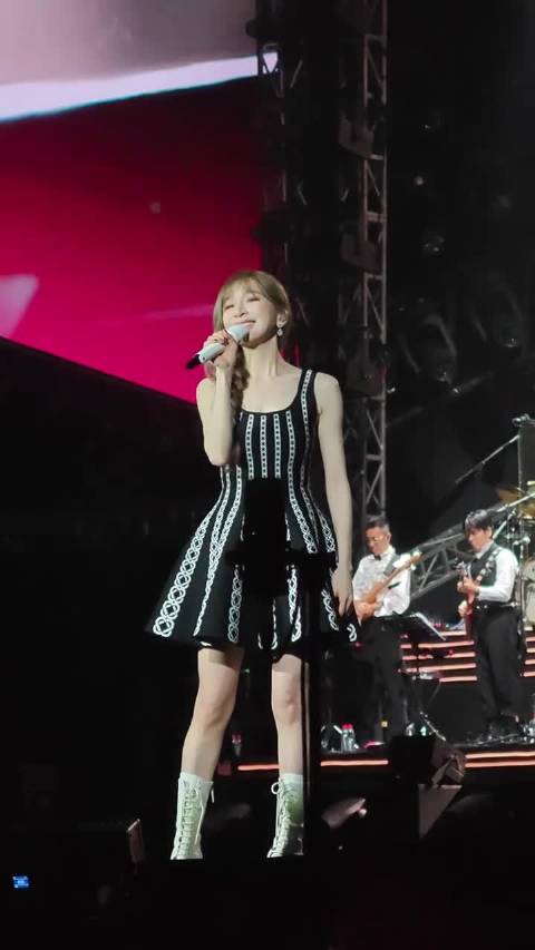 王心凌佛山演唱会《羽毛》掐点飞吻拥抱版