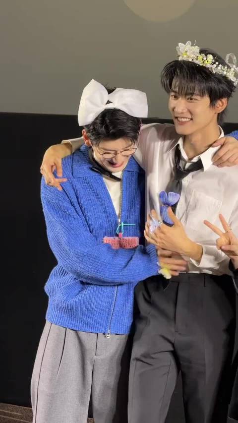 刘芮麟把周柯宇领带给陈妍希拿着，芮麟会来事！