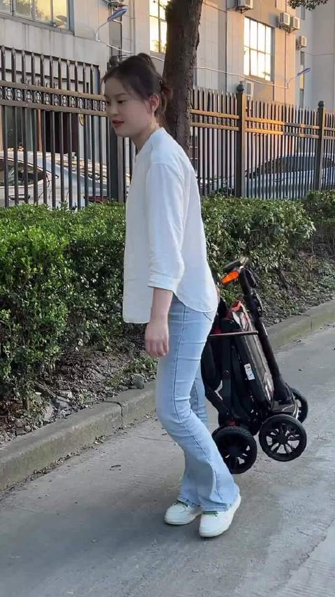 斯途玛智能折叠代步车助力国庆轻松出行