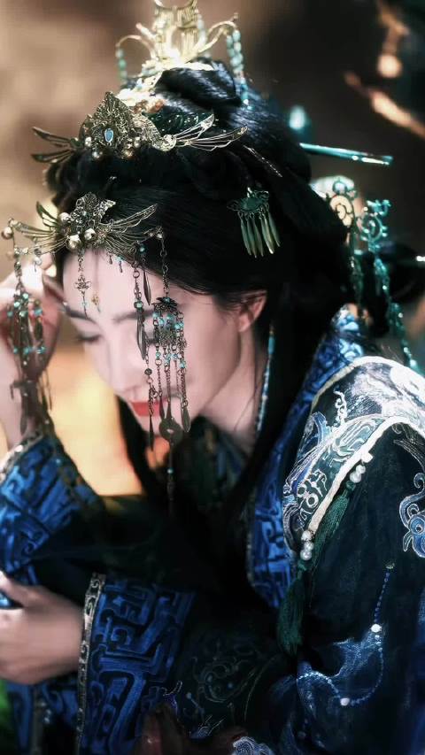 古装女神重现荧屏，一袭蓝绿古装惊艳亮相