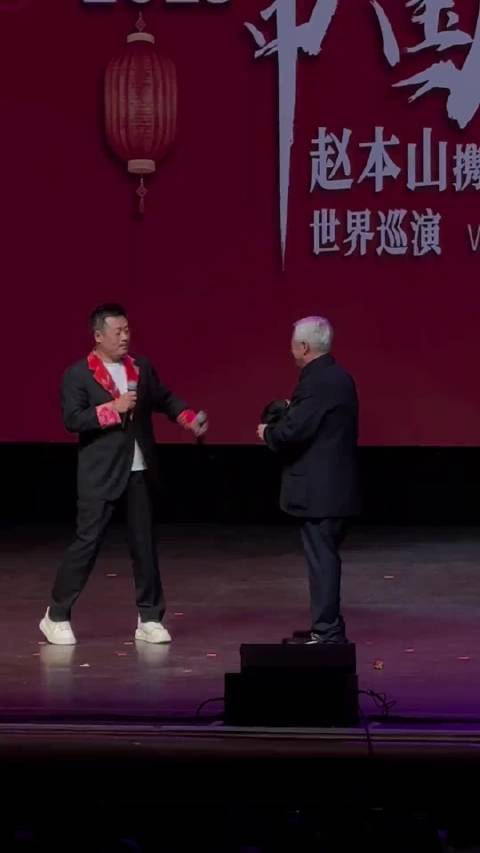 回头那一瞬间 眼泪涮就下来了 年味没了，过年想看望的人也没了