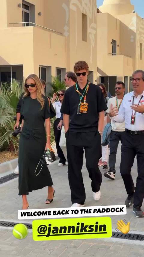 辛纳携女友现身F1赛场