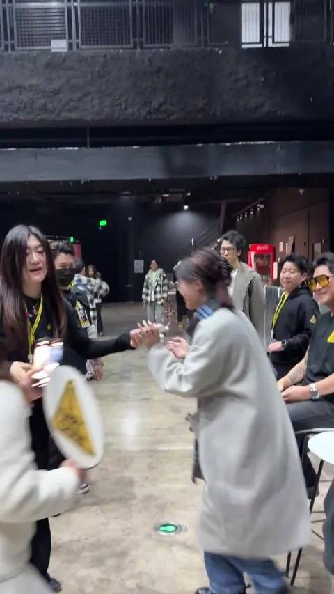 粉丝与曹格合照时父亲来电，曹格帮忙接听并转交