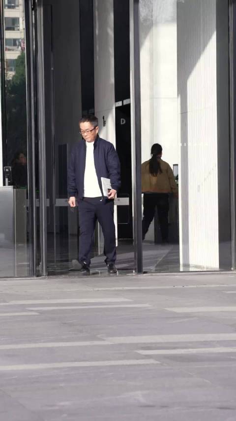 问界M9演绎男性成功气质