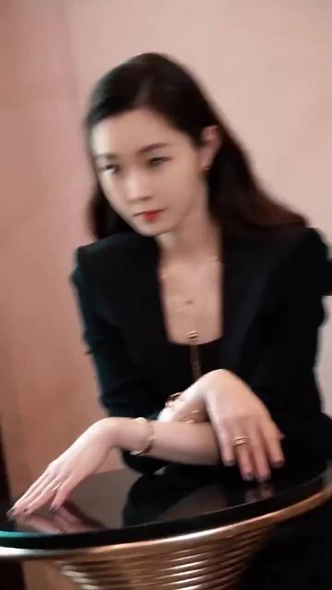 宋轶真的很适合这种气质风的造型，简直就是妈妈来的