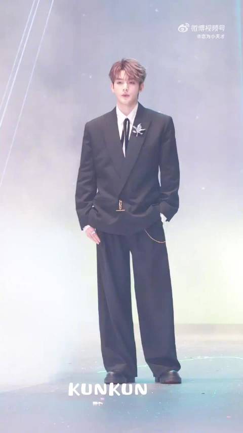 邓为亮相尖叫之夜黑装贵气生图抗打