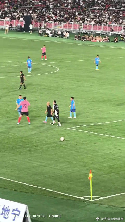 东北明星足球联赛上，二哥踹郭艾伦，艾伦掏黄牌回应笑翻全场