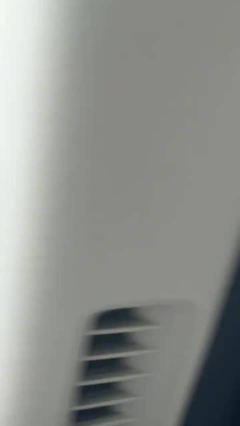 特斯拉车主高架伸脚搭窗行驶引热议