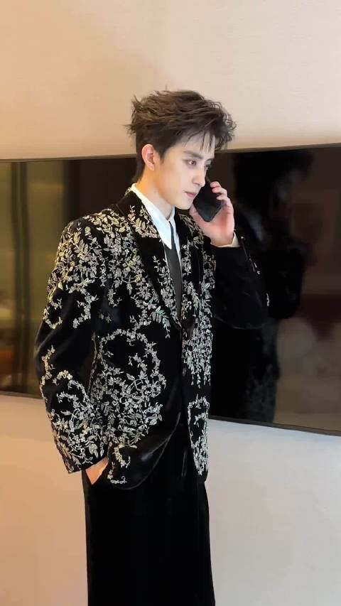 敖瑞鹏晒自拍引网友调侃