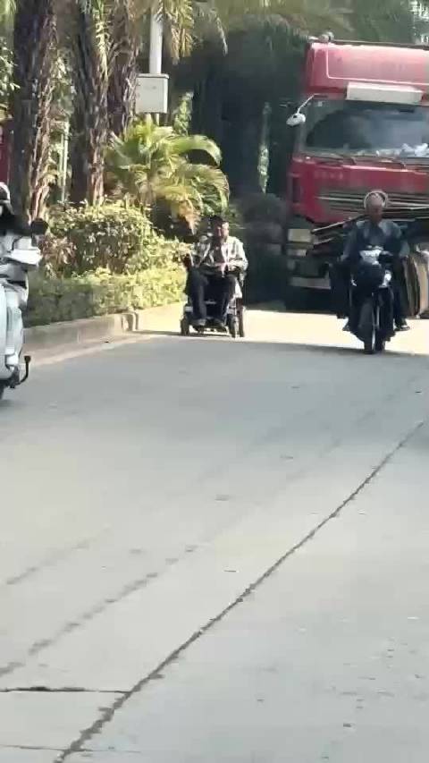 都坐轮椅了，还要在机动车道上嚯嚯，不知道大货车有视线盲区吗