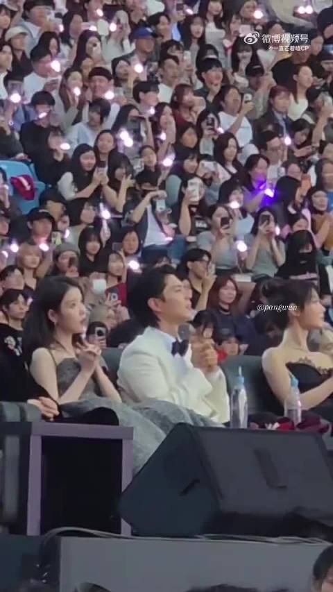 IU朴宝剑同框听林俊杰背对背拥抱