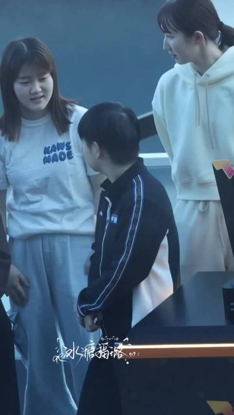 孙颖莎与日乒选手互动扭屁股送礼物