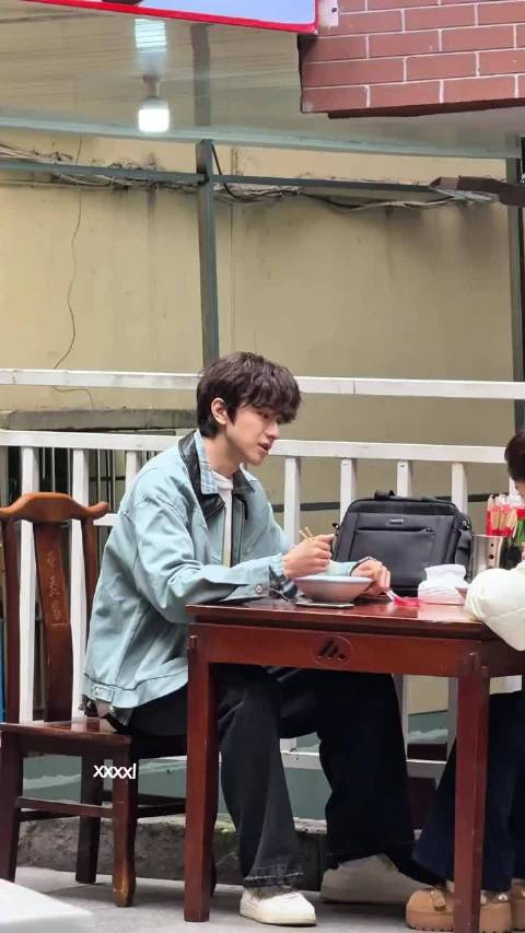 林一假装吃面，这一头卷毛太萌了！