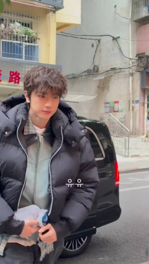 林一阿禅开工了！小卷毛抱着暖水袋 可爱鼠了