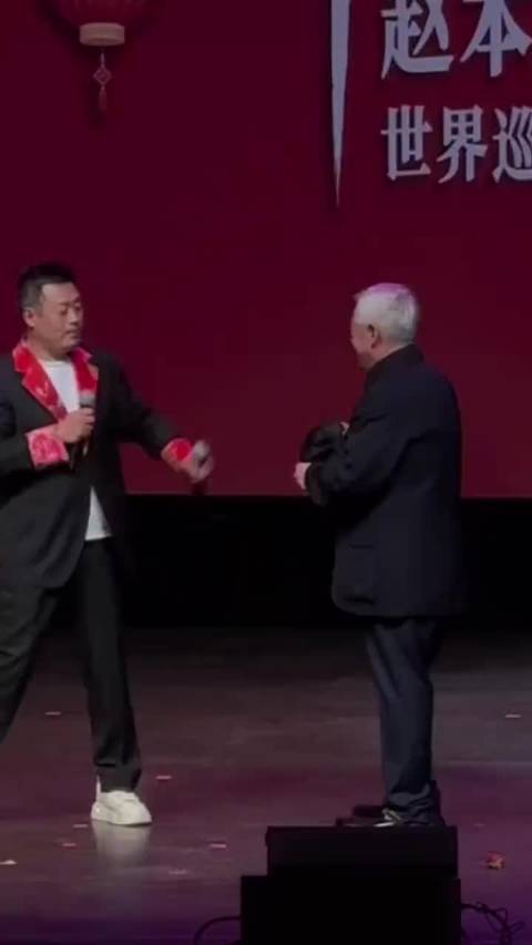 瞧，我的童年微笑的回头看了我一眼